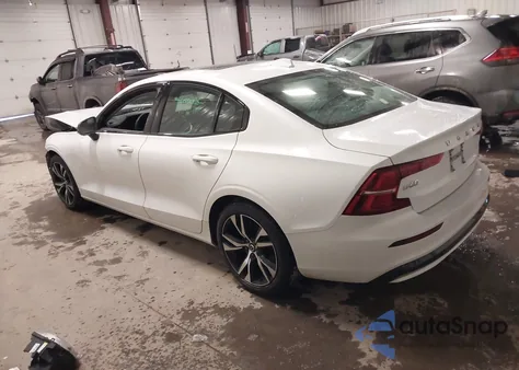 2024 Volvo S60 B5 Core Dark Theme z USA, uszkodzony, nr VIN 7JRL12TKXRG297108